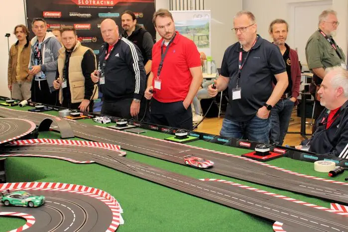 Rennatmosphäre herrschte bei den Fahrern mit den legendären Carrera Rennwägen und bot den Zuschauern spannende Rennen mit viel Action ...