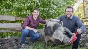 Ein ganzes Schwein, aufgeteilt auf mehrere Haushalte, das war die Grundidee: Die Brüder Micha Brandtner und Lukas Beiglböck haben „nahgenuss“ 2016 gegründet, jetzt feiern sie Geburtstag