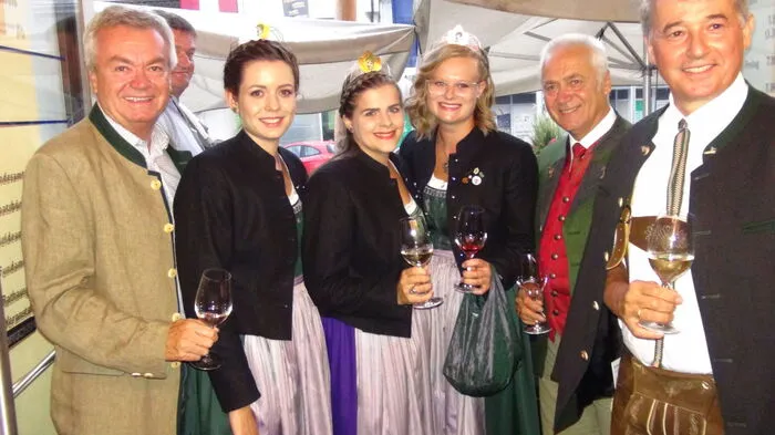 Weinkönigin Katja I. begleitet von den Weinhoheiten Lisa  und Maria flankiert von LandesratAnton Lang, Bgm. Helmut Leitenberger und Weinbaudirektor Werner Luttenberger.