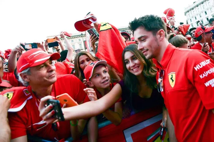Ebenso wie sein Kollege Charles Leclerc, der sich den Selfie-Wünschen der Ferrari-Anhänger annahm.