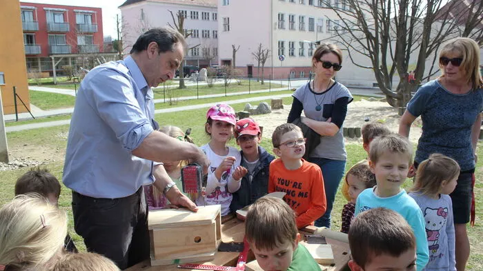 Klicken Sie sich durch die Fotoserie vom Vogelhaus-Basteln im städtischen Kindergarten in Bärnbach!