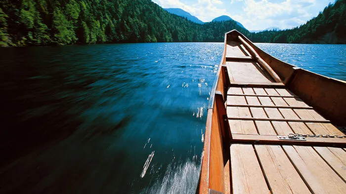 Nur bestimmte Schiffe dürfen auf dem See fahren - er ist streng geschützt