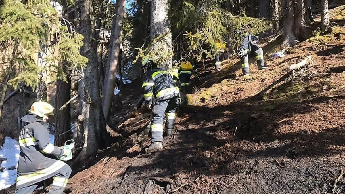 Jedes Glutnest muss - in steilem Gelände - händisch gelöscht werden