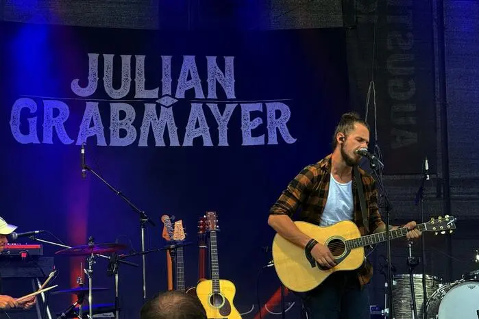 Unterstützt wurde er im Vorfeld vom aufsteigenden Singer-Songwriter Julian Grabmayer.