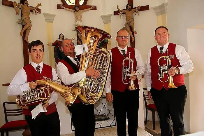 Musikalisch gestaltet wurde die Andacht vom Bläserquartett der Musikkapelle St. Johann, der Klangwolke Muggauberg und dem Chor „Vokal 528 Hz.“ Ehemalige Darsteller der Passionsspiele lasen Texte zum Thema Musik und Glaube.