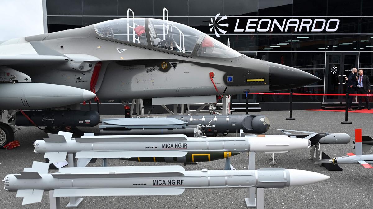 Der Leonardo M-346FA mit Luft-Luft-Raketen heuer bei der Luftfahrtmesse in Farnborough 