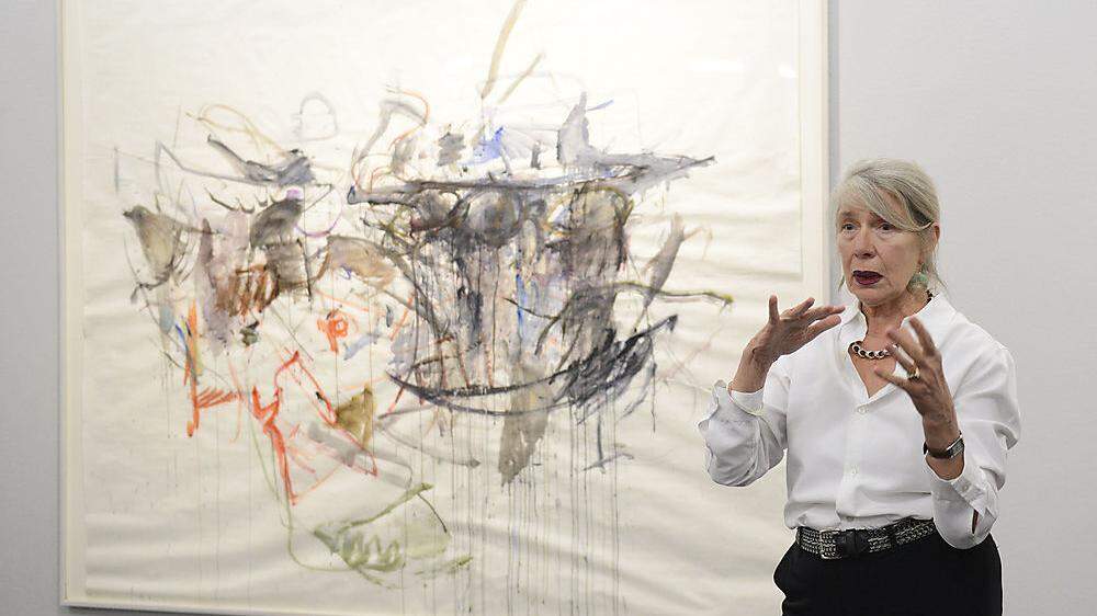 Martha Jungwirth neben einem ihrer Werke 2014