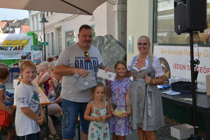 Der Hauptgewinn der Tombola mit insgesamt 15 Preisen waren zwei VIP-Karten für das Oktoberfest.