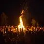 Sonnwendfeuer mit großer Menschenmenge, Tübingen, Baden-Württemberg, Deutschland *** Solstice fire with large crowd, Tübingen, Baden Württemberg, Germany