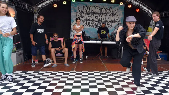 Ein kunterbuntes Festival der Hip Hop Kultur ist am Wochenende auf dem Klagenfurter Messegelände überdie Bühne gegangen. Freitag und Samstag wurde getanzt (und Ute Gottwald - am Foto - hatte wie man sieht definitiv die Dancing Shoes on). Es wurde mit den Boards geskatet, an Leinwände und auf Trucks gesprayt, live gerappt am Parcours gesportelt und vieles mehr. Als Hauptorganisatoren waren vor allem Peter Piuk, Florian Mikl, Valentin Pezzei, Isabell Winter und Flora Bunjaku am Werken.
