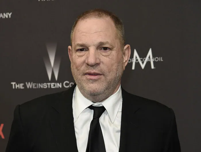 Harvey Weinstein | Anfang Oktober haben Missbrauchsvorwürfe gegen den Hollywood-Produzenten Harvey Weinstein eine Welle von weiteren Vorwürfen gegen zahlreiche Filmschaffende und auch Politiker nach sich gezogen. Der lange Zeit mächtige Hollywood-Produzent Weinstein soll über drei Jahrzehnte hinweg dutzende Frauen sexuell belästigt haben. Mehr als hundert Frauen meldeten sich in den vergangenen Wochen mit entsprechenden Vorwürfen, darunter Stars wie Gwyneth Paltrow und Angelina Jolie. Mehrere Frauen werfen ihm überdies Vergewaltigung vor. Nun hat die hat die Staatsanwaltschaft von Los Angeles eine Sonder-Ermittlungseinheit eingesetzt.