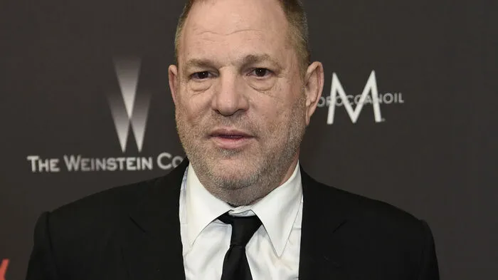 Anfang Oktober haben Missbrauchsvorwürfe gegen den Hollywood-Produzenten Harvey Weinstein eine Welle von weiteren Vorwürfen gegen zahlreiche Filmschaffende und auch Politiker nach sich gezogen. Der lange Zeit mächtige Hollywood-Produzent Weinstein soll über drei Jahrzehnte hinweg dutzende Frauen sexuell belästigt haben. Mehr als hundert Frauen meldeten sich in den vergangenen Wochen mit entsprechenden Vorwürfen, darunter Stars wie Gwyneth Paltrow und Angelina Jolie. Mehrere Frauen werfen ihm überdies Vergewaltigung vor. Nun hat die hat die Staatsanwaltschaft von Los Angeles eine Sonder-Ermittlungseinheit eingesetzt.   