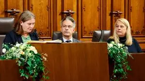 Bildungsstadtrat Kurt Hohensinner (ÖVP) auf der Regierungsbank zwischen Bürgermeisterin Elke Kahr (KPÖ) und Kulturstadträtin Claudia Unger (ÖVP)