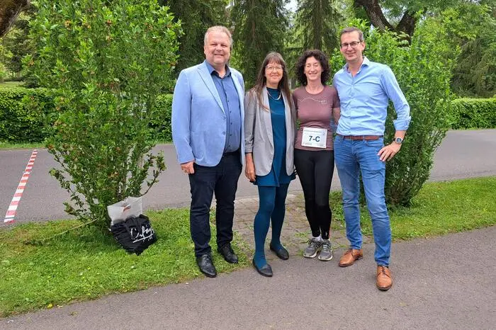 Bürgermeister Michael Karl (l.) und Eva Adamer-König (2.v.r.), Institutsleiterin Gesundheits- und Tourismusmanagement