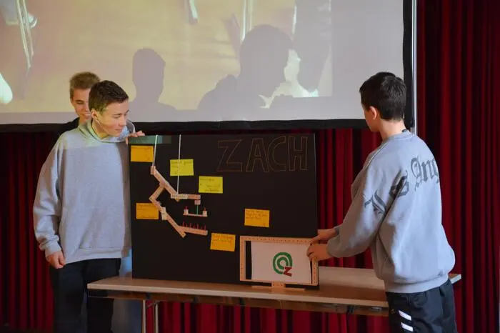 Ein anderer Schüler, aus der Polytechnischen Schule in Hartberg, erzählt, dass er mitgemacht habe, weil er zuvor schon einmal bei einem der Unternehmen gewesen sei. Er könne sich vorstellen, später einmal in diese Richtung einen Beruf auszuüben, das Projekt habe ihm sehr gefallen.