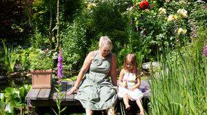 Sonja Führer in ihrem Garten mit Enkelin Emily