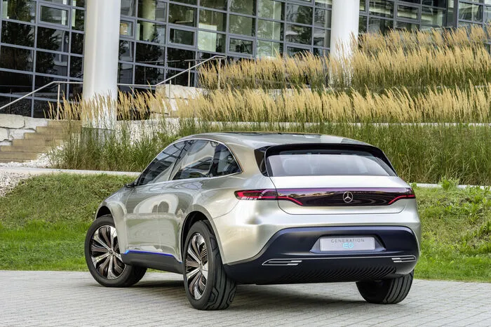 Die Studie im Look eines SUV-Coupés verfügt über zwei Elektromotoren, deren Systemleistung dank skalierbarer Batteriekomponenten auf bis 300 kW und 700 Newtonmeter gesteigert werden kann. An jeder der beiden Achsen ist ein Elektromotor montiert, was folgerichtig Allradantrieb ergibt. Die Reichweite soll bei 500 Kilometern liegen.