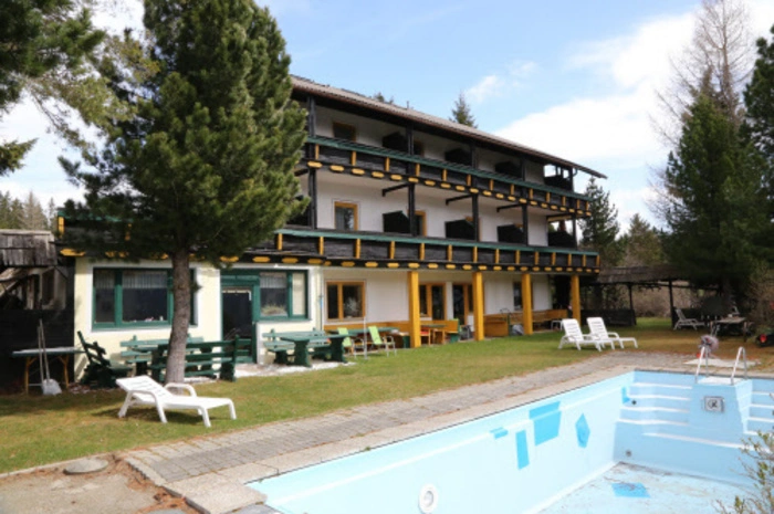 Dietrich Mateschitz vergrößert sein Imperium: In Obdach kaufte der Red Bull-Boss nun das Gasthaus Seetalblick samt Bauernhof. Gerüchten zufolge soll ein Buschenschank entstehen. Alle Details hier.