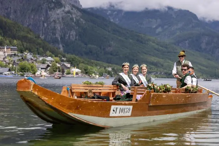 Die Narzissenhoheiten Claudia Walkner, Theresa Kaiser und Leonie Krasnitzer durften den Zuschauen vom Boot aus zuwinken