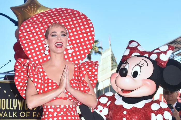 Katy Perry - wie Minnie Maus in einem kurzem Tupfen-Kleid - schwärmte von ihrer langen "Liebesaffäre" mit der Mäusedame.