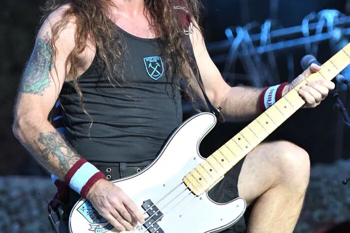 Band-Gründer Steve Harris war in Spiellaune. Die Piazza dell'Unita in Triest war bis auf den letzten Platz gefüllt.