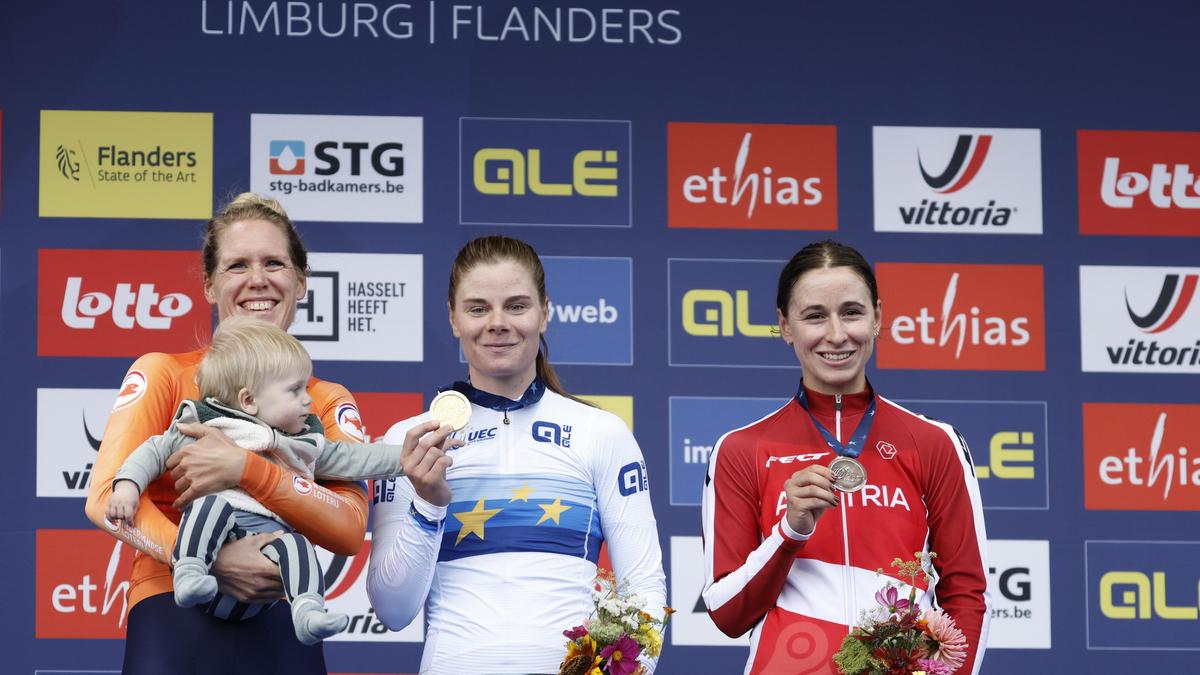 Lotte Kopecky (Mitte), Ellen Van Dijk (links), und Christina Schweinberger