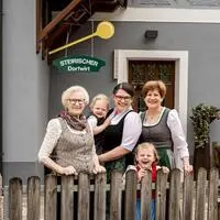 Frauen aus vier Generationen lenken die Geschicke beim Platzwirt in Graden: Elfriede Leitner, Chefin Barbara Reiner, Herta Leitner und die Jüngsten, Theresa und Luisa