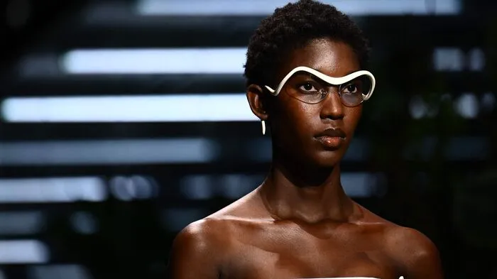 Ein Model auf dem Laufsteg von Sportmax fashion.