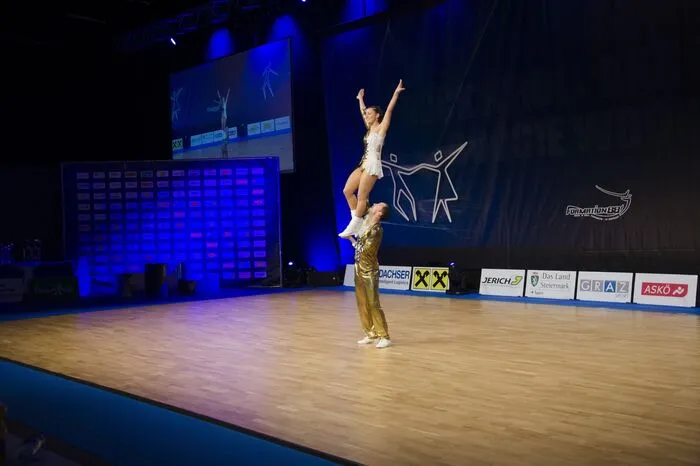 ... Jacek Tarczylo und Anna Miadzielec entscheiden das Turnier mit fantastischer Akrobatik und hervorragender Fußtechnik souverän für sich, obwohl das Starterfeld unglaublich stark war, denn alle Paare der Top10 der Weltrangliste waren nach Graz gekommen.