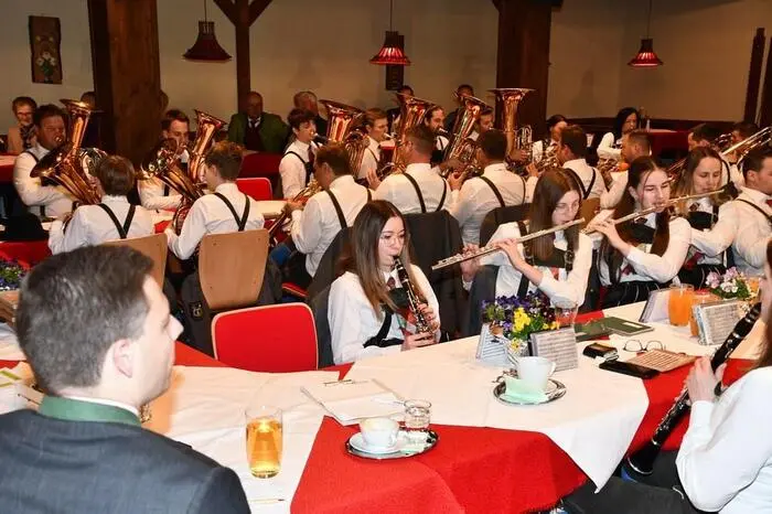 Obmann Kleinferchner und Kapellmeister Robert Schaffer berichteten von 64 Vereinsaktivitäten im vergangenen Jahr, darunter 36 Proben und zahlreiche Konzertauftritte.