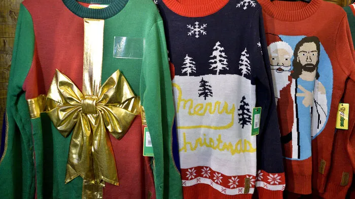 Der Weihnachtspulli.Wer ist noch ein Riesenfan von kitschigen Rentier-Pullovern?  Was bei einem Date der perfekte Ice-Breaker sein kann, kann auch als schlechter Modegeschmack interpretiert werden. Auch wenn Authentizität bei der Partnersuche groß geschrieben wird, sollte man vielleicht beim ersten Treffen auf Nummer sicher gehen und den Weihnachtspulli für das zweite Date aufheben. 