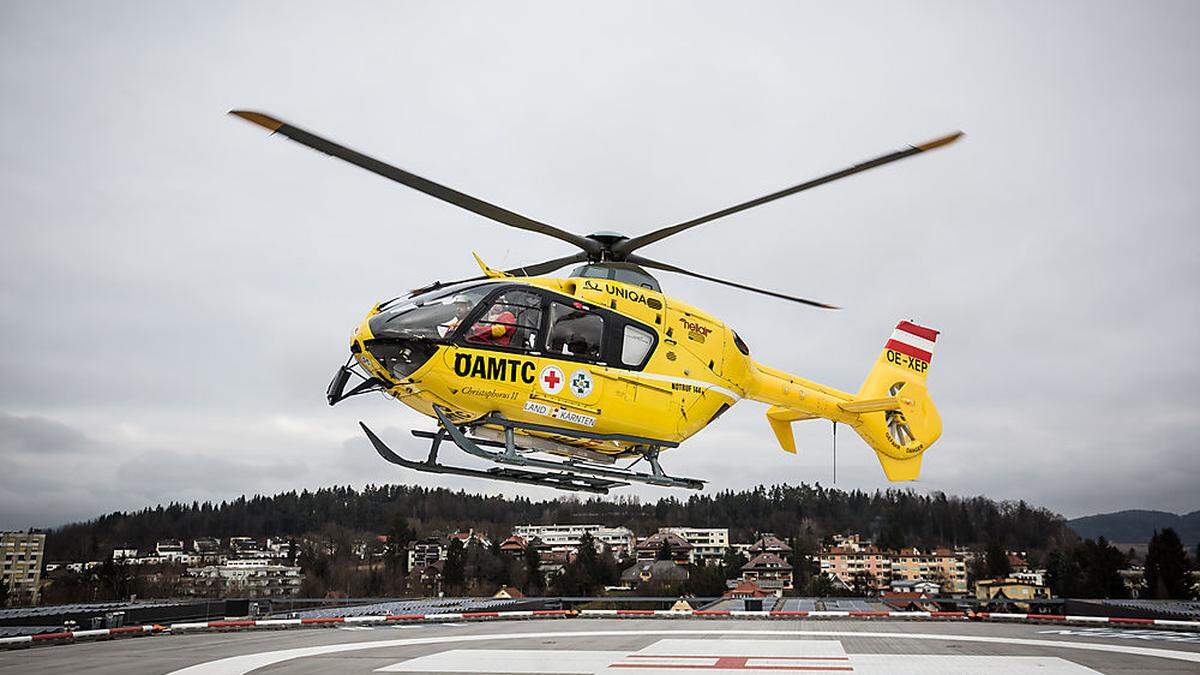 Hubschrauber C11 flog den Verletzten in das Klinikum Klagenfurt