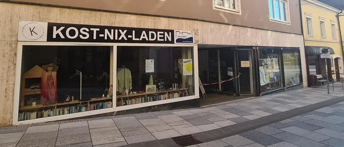 Ein Geschäft mit der Aufschrift Kost-Nix-Laden