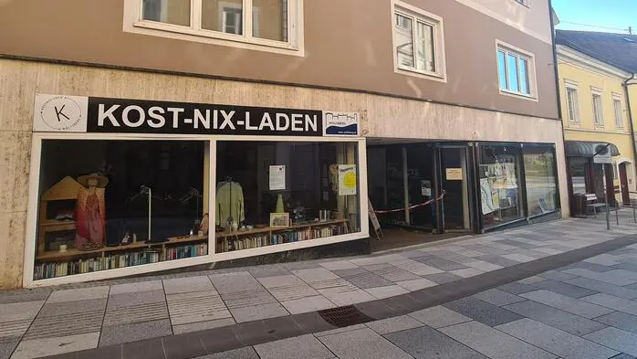 Ein Geschäft mit der Aufschrift Kost-Nix-Laden