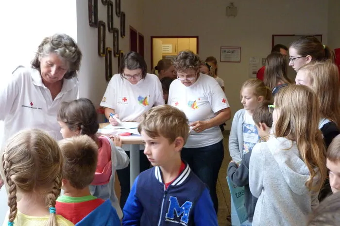 An insgesamt sechs von freiwilligen Rotkreuz-Helfern betreuten Stationen durften die jungen Herrschaften auch selbst Hand anlegen.