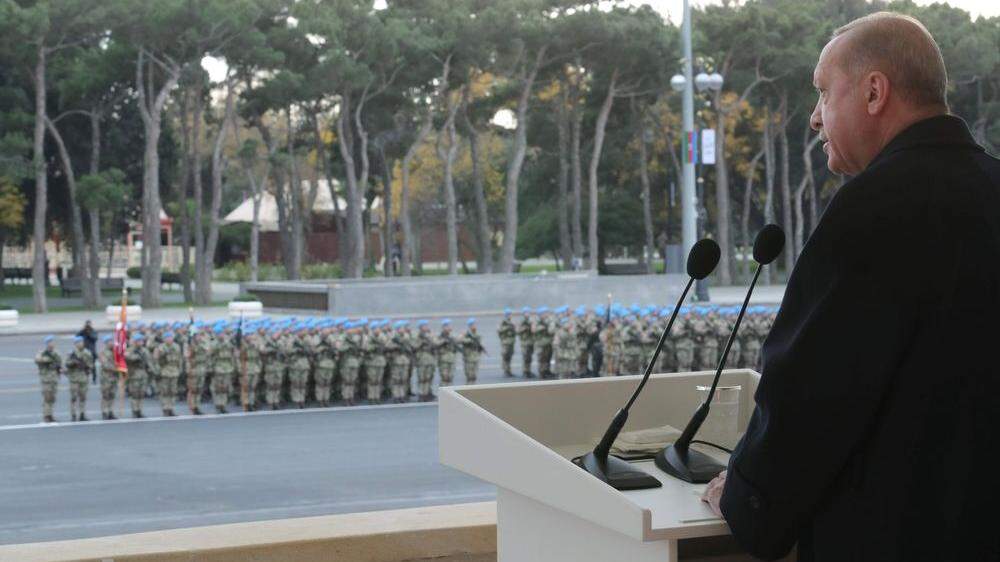 Erdogan bei seiner Rede bei der aserbaidschanischen Siegesparade 