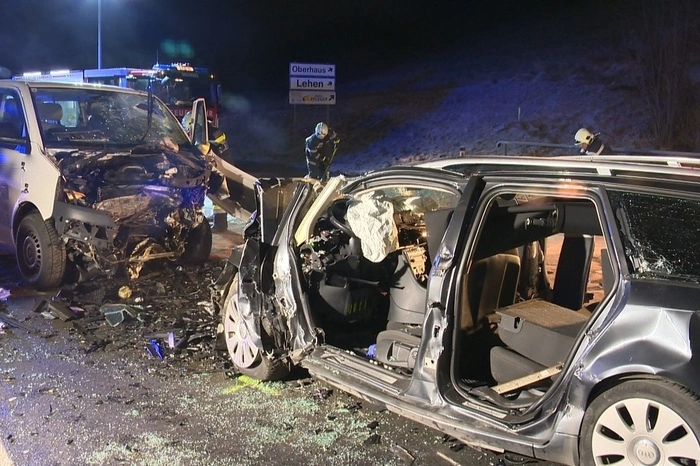 Lenker und Beifahrer des Pkw wurden im Fahrzeug eingeklemmt, mussten von der Feuerwehr befreit werden. Für den Fahrer kam jede Hilfe zu spät, er erlag noch an der Unfallstelle seinen schweren Verletzungen.  