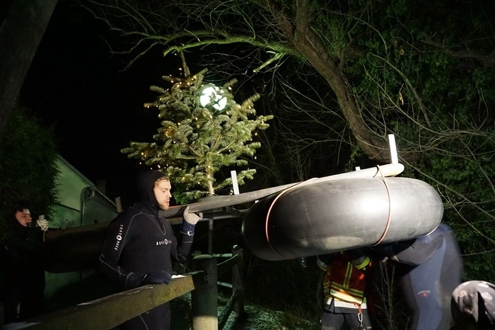 Von der Brücke ging die Fahrt weiter bis zur Slippanlage der Freiwilligen Feuerwehr Leoben-Stadt, wo das Christkind trockenen Fußes wieder festen Boden betreten konnte.