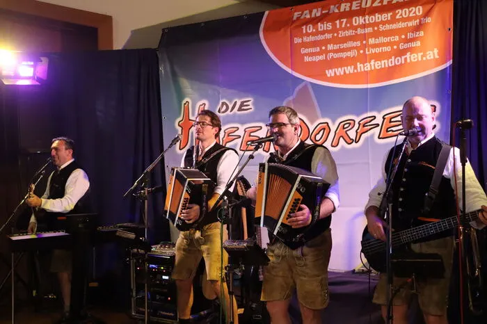 Das Tanzbein wurde diesmal zu dem Quartett „Die Hafendorfer“ geschwungen
