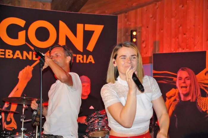 Tanzmusik für Jung und Alt bis zum Hahnenschrei am frühen Morgen gab es in der Festhalle von der bekannten Partyband "Egon 7".