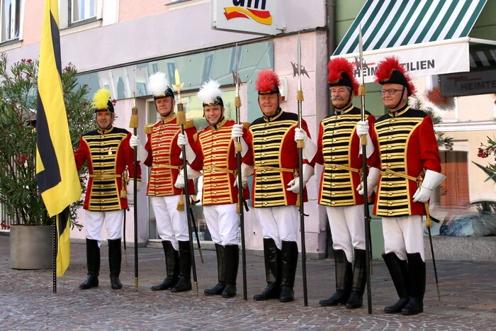 Auch die Bürgerliche Trabantengarde St. Veit mit Hauptmann Andreas Ellersdorfer (3. von links) war bei der Feierstunde vertreten.