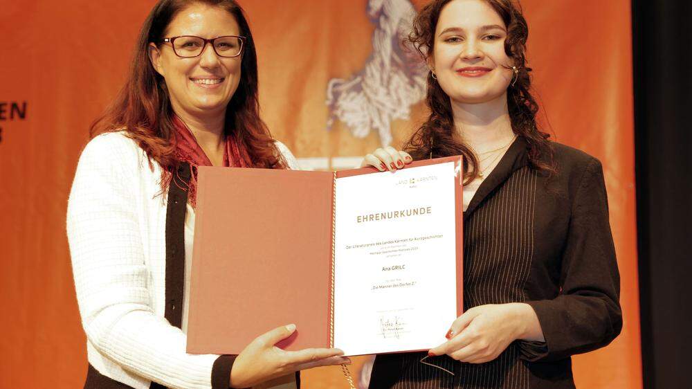 Landesrätin Sara Schaar mit Preisträgerin für Kurzgeschichten Ana Grilc