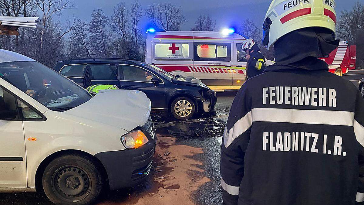 Die beiden Fahrzeuge kamen im Kreuzungsbereich der B 68 zum Stillstand