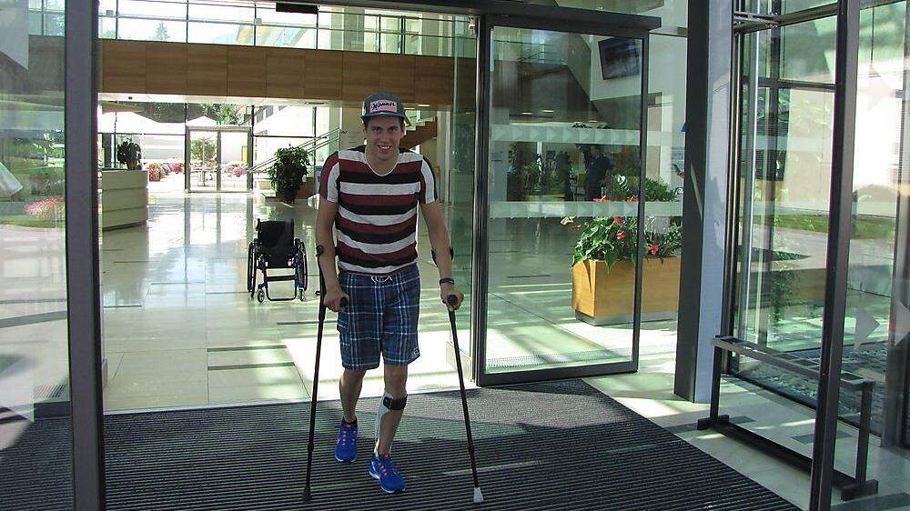 Ein strahlender Lukas Müller (24) hat am Donnerstag die AUVA-Reha- Klinik in Bad Häring (Tirol) verlassen. Und das nicht im Rollstuhl, sondern auf Krücken. 