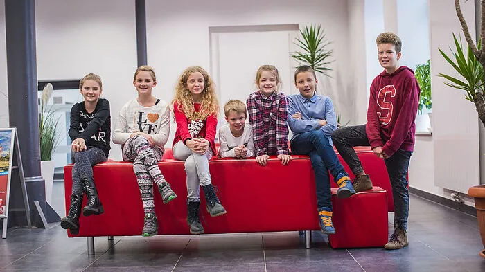 Sieben Kinder, die im Vorjahr das Kleine-Kinderzeitung-Reportercamp besucht hatten, unterstützten uns bei der Arbeit im Newsroom. ia, Roman und Hannes brüteten über den besten Kinder-Freizeittipps der kommenden Tage; Lara und Anna Lena suchten die spannendsten TV-Empfehlungen für ihre Altersgruppe zusammen. Und die Geschwister Sofia und Leon beschrieben ihre Pläne für diesen Sonntag.Klicken Sie sich durch die Fotos!