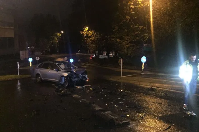 Zwei Personen wurden mit leichten Verletzungen ins nahegelegene LKH Graz gebracht.