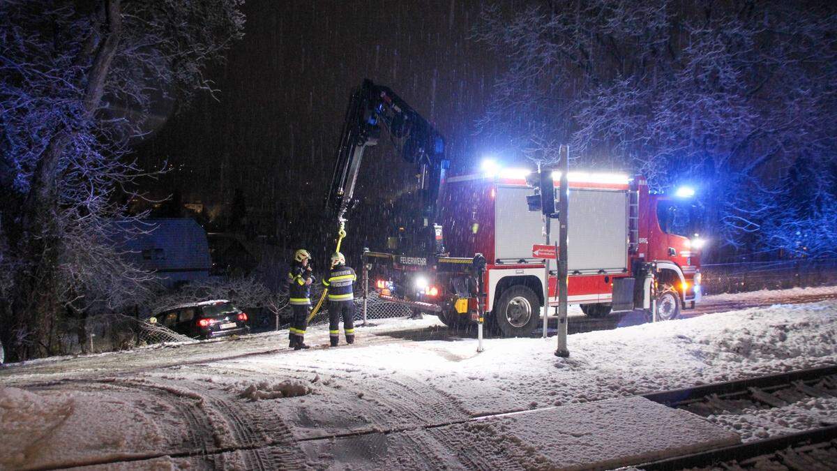 In Deutschlandsberg kam ein Auto aufgrund des Schnees von der Straße ab und durchbrach einen Zaun