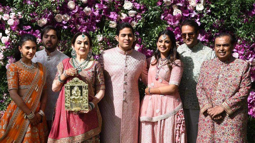 Akash Ambani (Mitte), Mukesh Ambani (rechts) und Nita Ambani (dritte von links), ihre Tochter Isha Ambani (dritte von rechts) und deren Ehemann Anand Piramal (zweiter von rechts) 