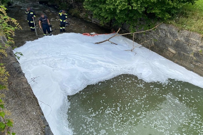 In Bad Kleinkirchheim wurden die ersten Ölsperren errichtet