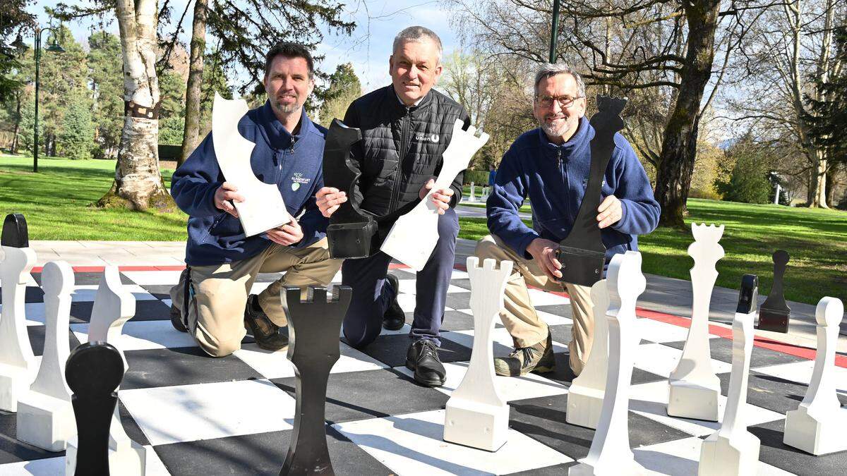 Stadtrat Max Habenicht mit Matthias Rainer und Bernhard Rauter von der Abteilung Stadtgarten, verantwortlich für die Erneuerung der Schacharena im Europapark